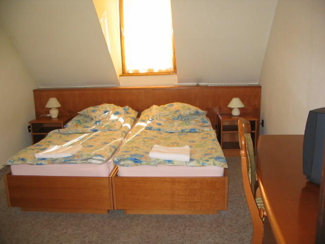 Vinceller Panzio Es Etterem Hotel Gyongyos Room photo
