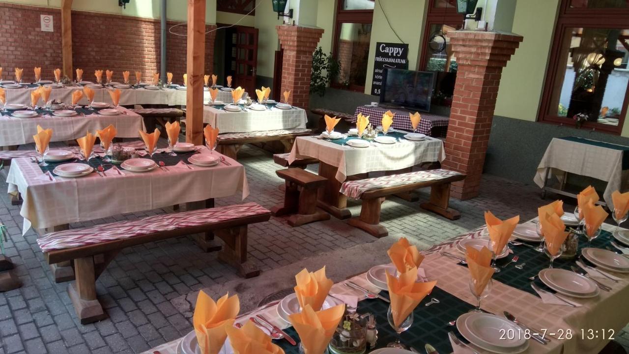 Vinceller Panzio Es Etterem Hotel Gyongyos Exterior photo