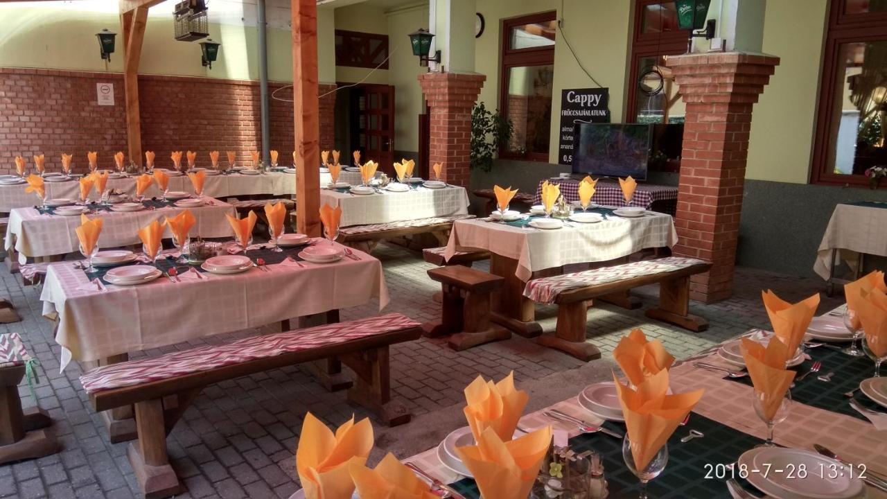Vinceller Panzio Es Etterem Hotel Gyongyos Exterior photo